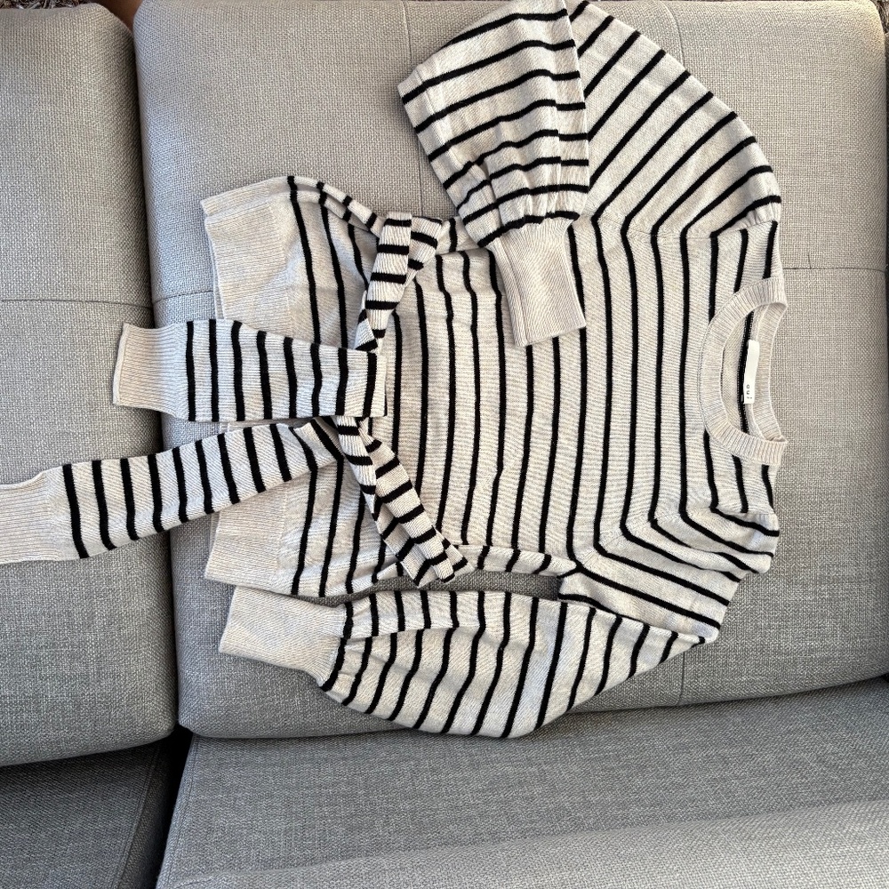 OUI sweater ( size us 6).   In excellent condition 40$